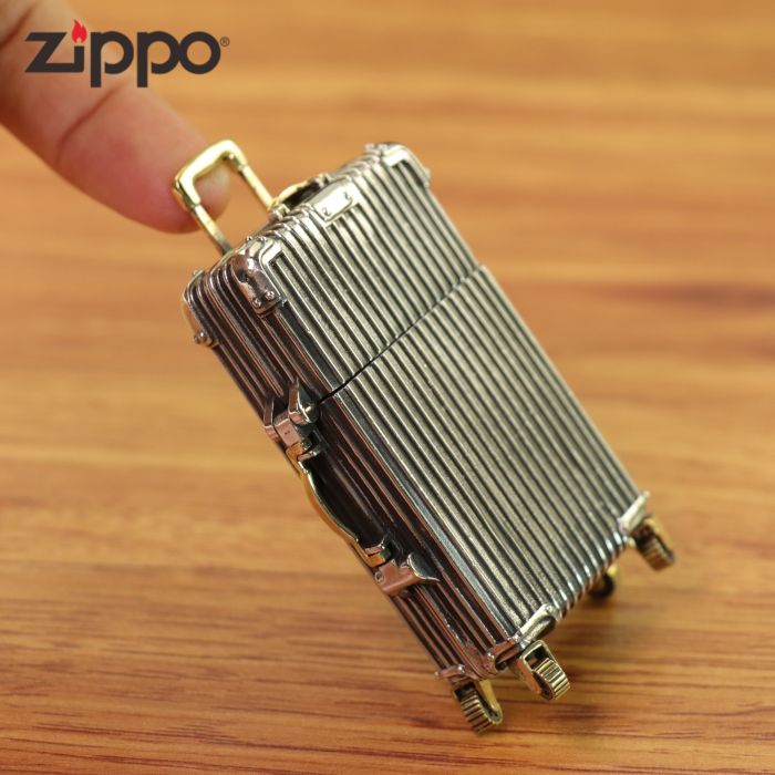 Колекційна бензинова запальничка Zippo "Suitcase Edition"у формі мініатюрної дорожньої валізи