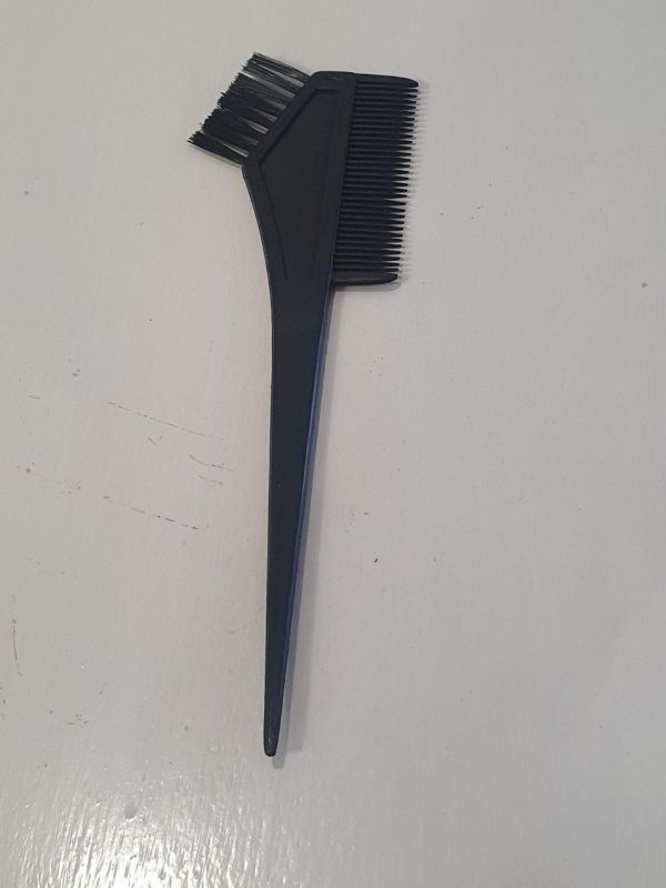 Кисточка с гребнем для покраски волос  черная