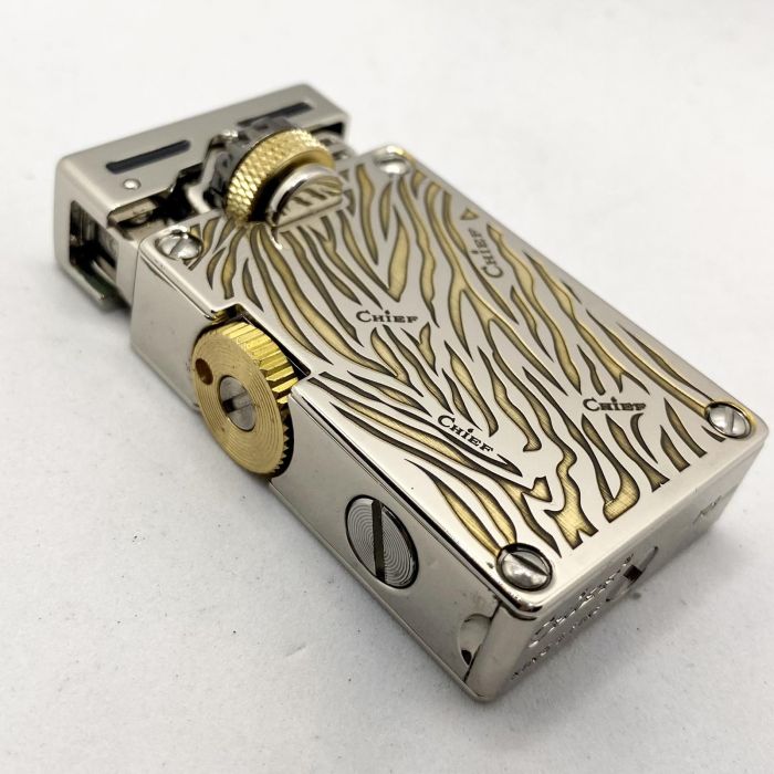 Ексклюзивна Бензинова Запальничка Chief: Велич Золотого Тигра