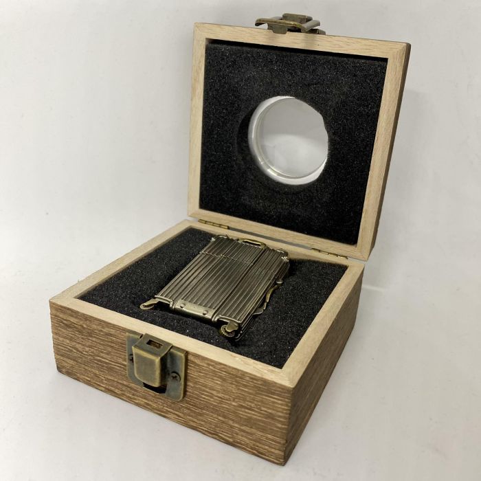 Колекційна бензинова запальничка Zippo "Suitcase Edition"у формі мініатюрної дорожньої валізи