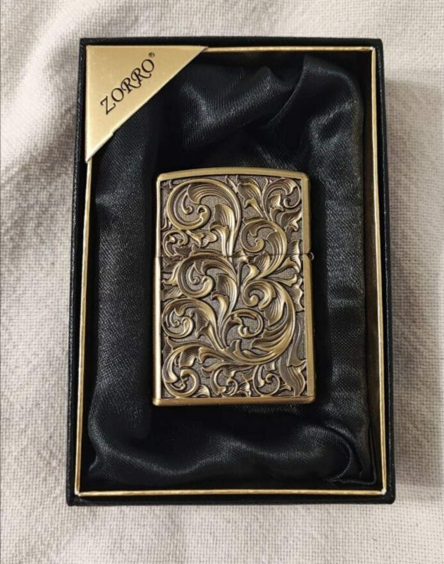 Бензинова запальничка Zorro "Antique Brass" з художнім гравіюванням Золотиста