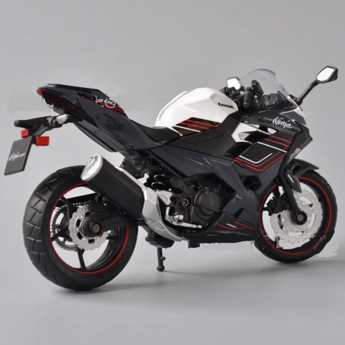 Масштабна модель мотоцикла Kawasaki Ninja 400 (1:12) від CCА