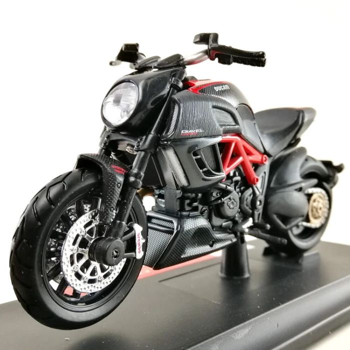 Колекційна модель мотоцикла Maisto Ducati Diavel Carbon (Масштаб 1:18)