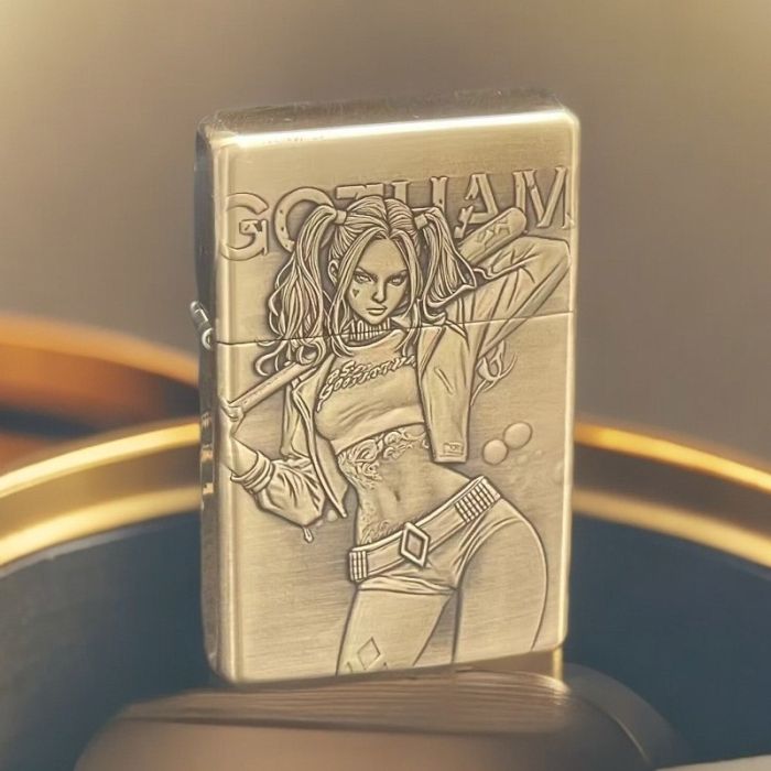 Бензинова запальничка KOJI серія GelanG «Harley Gotham» Дівчина з битою
