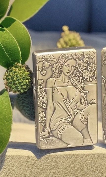 Бензинова запальничка KOJI: Колекційна серія GelanG «Lady and Flowers» ( «Дівчина та троянди»)