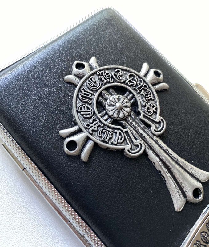 Стильний металевий портсигар «Chrome Hearts» з екошкірою — на 20 сигарет
