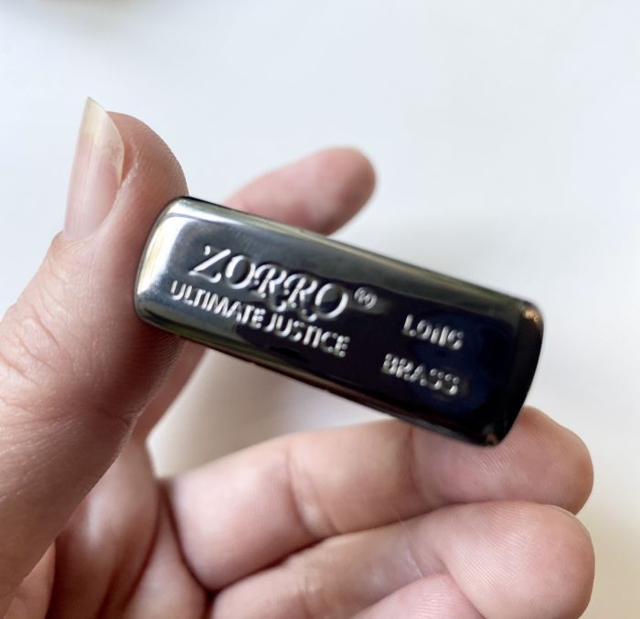 Бензинова запальничка ZORRO  з рельєфним візерунком та зображенням черепа (глянцева чорна)