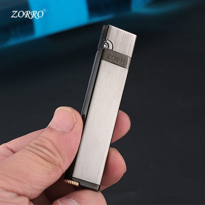 Компактна бензинова запальничка Zorro у витонченому сатиновому металевому корпусі