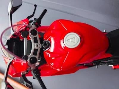 Інтерактивний колекційний мотоцикл Ducati Panigale V4 S (1:6) колір червоний з ефектом диму, світлом і звуком