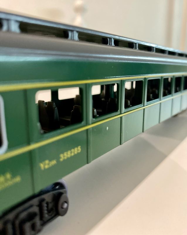Великий залізничний набір FENFA «Пасажирський експрес Dongfeng 4B» — З акумуляторами та зарядним пристроєм у комплекті