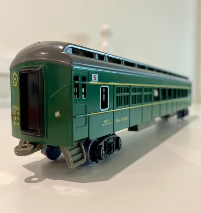 Великий ігровий набір «Залізниця FENFA: Пасажирський експрес Dongfeng 11» (з акумуляторами та зарядкою)