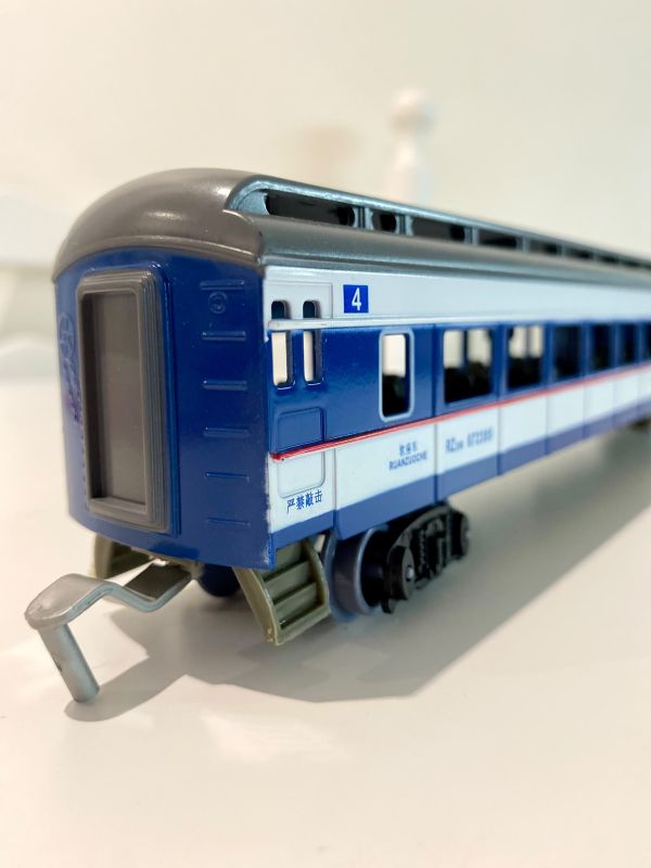 Набір залізниці FENFA "Train Familial": Локомотив зі світлом/звуком, 4 вагони, акумулятори + зарядне