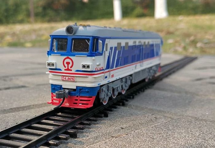 Масштабна дитяча залізниця FENFA Dongfeng 4B White Melon + 5 грузових вагонів(світло, звук, акумулятори, 194х101 см)