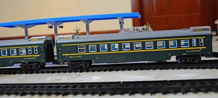 Дитячий ігровий набір «Залізниця FENFA Train Familial» з акумуляторами та зарядним пристроєм | Масштаб 1:87