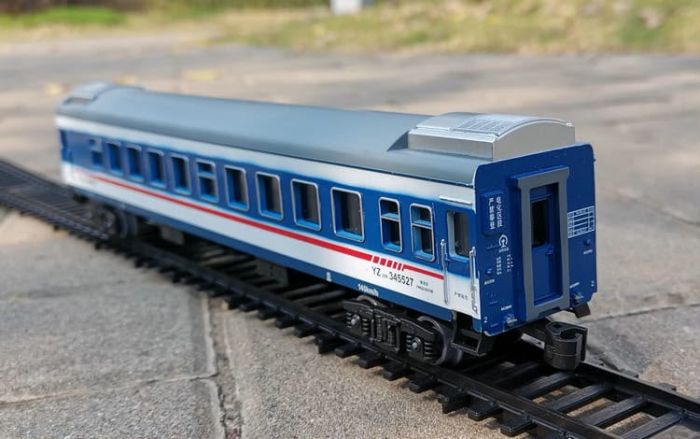 Масштабний залізничний набір FENFA «Пасажирський експрес Dongfeng 4B» (акумулятори + зарядний пристрій)