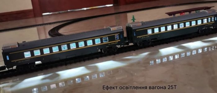 Велика залізниця FENFA Dongfeng 4B з підсвічуванням вагонів, акумуляторами та зарядним пристроєм(Масштаб 1:87)