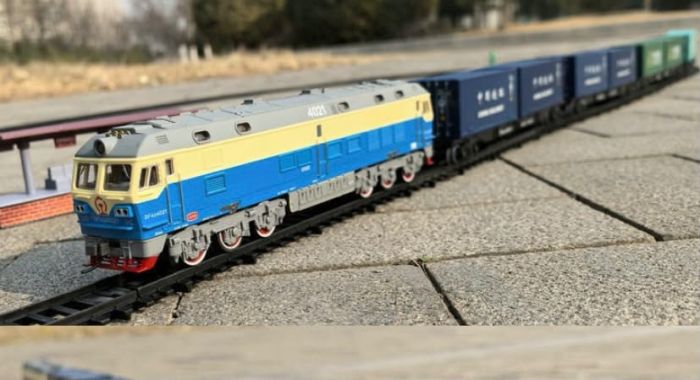 Величезний залізничний набір FENFA «Подорож мрії» — 9,4 м колії, 2 локомотиви, 7 вагонів, світлові та звукові ефекти (з акумуляторами та зарядним пристроєм)