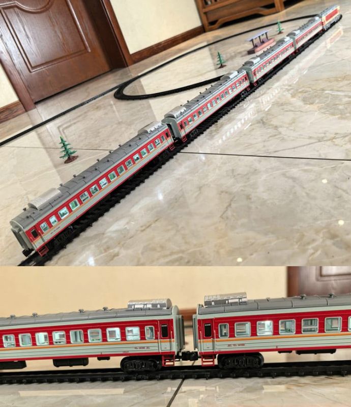Дитяча залізниця FENFA «Пасажирський експрес DongFeng 4B» зі світлом, звуком та вагонами, що підсвічуються
