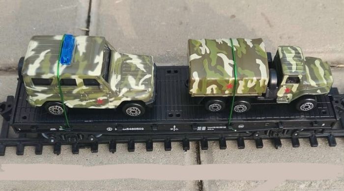 Залізничний набір FENFA «Військовий експрес»: Масштабна залізниця з світлом, звуком та акумуляторами