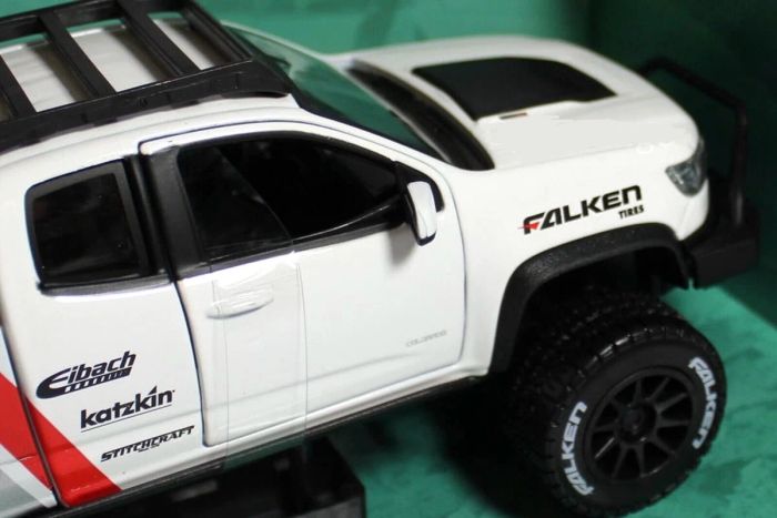 Колекційна модель автомобіля Maisto Design Off-Road 1:27 — 2017 Chevrolet Colorado ZR2