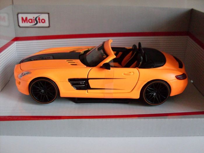Масштабна модель автомобіля Mercedes-Benz SLS AMG Roadster (Maisto, 1:24)