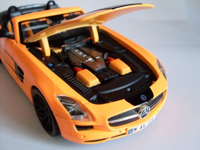 Масштабна модель автомобіля Mercedes-Benz SLS AMG Roadster (Maisto, 1:24)