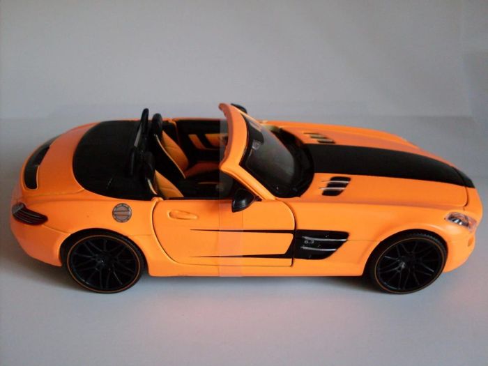 Масштабна модель автомобіля Mercedes-Benz SLS AMG Roadster (Maisto, 1:24)