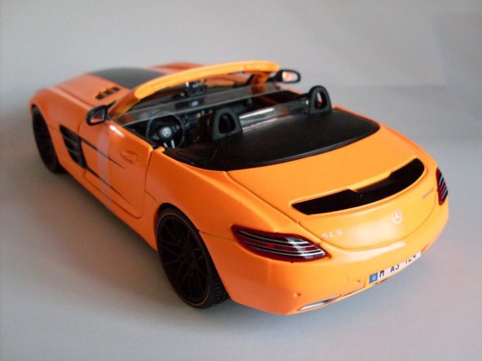 Масштабна модель автомобіля Mercedes-Benz SLS AMG Roadster (Maisto, 1:24)