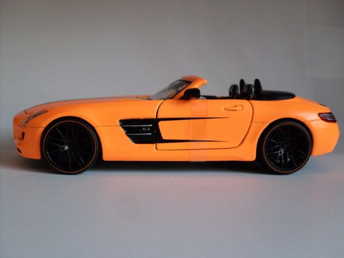 Масштабна модель автомобіля Mercedes-Benz SLS AMG Roadster (Maisto, 1:24)