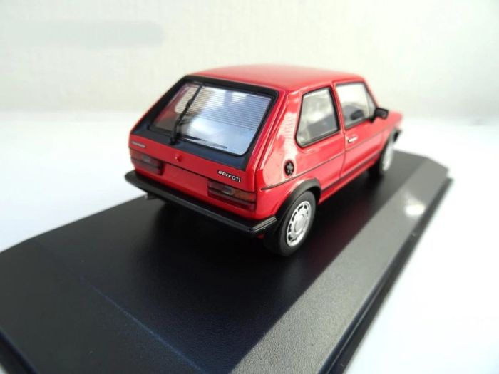Колекційна модель автомобіля Volkswagen Golf Mk1 GTI (1979) — Масштаб 1:27 (Bburago)