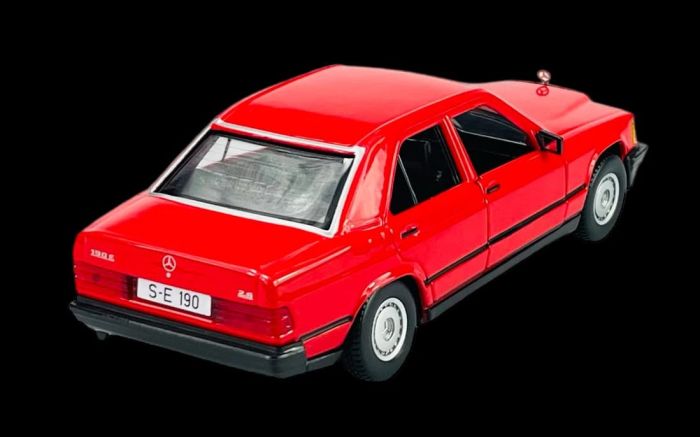 Легенда німецького автопрому: Масштабна модель Mercedes-Benz 190 E 2.6 (1:24) від Bburago