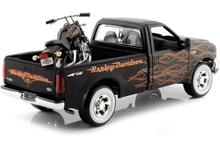 Колекційний набір Maisto HD Custom: 1999 Ford F-350 Super Duty Pickup (1:27) та 2002 Harley-Davidson FXSTB Night Train (1:24)