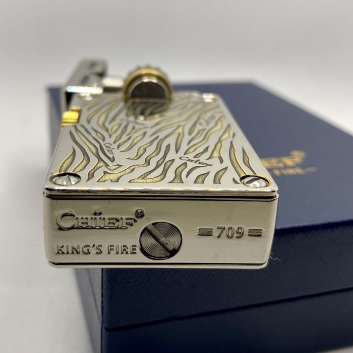 Ексклюзивна Бензинова Запальничка Chief: Велич Золотого Тигра