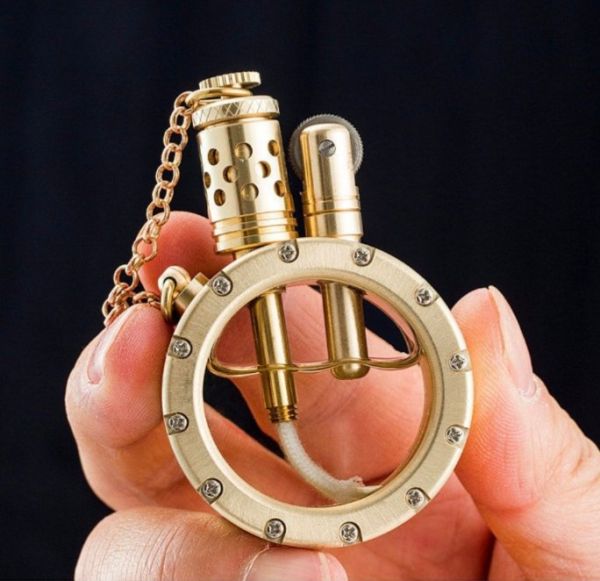 Вінтажна бензинова запальничка золотистого кольору