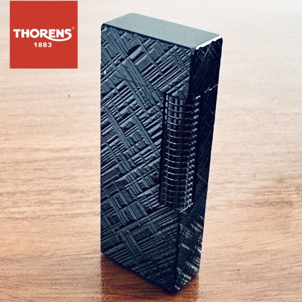 Вишукана газова запальничка Thorens з рельєфним гравіюванням,колір золотистий