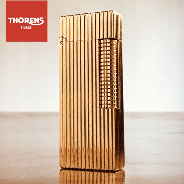 Елегантна газова запальничка THORENS з вертикальною фактурою у золотому кольорі